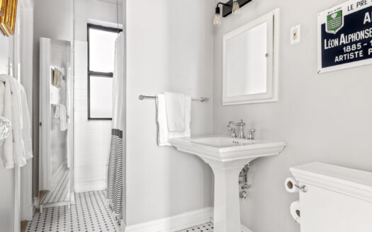 146 East 49th Street, 4B